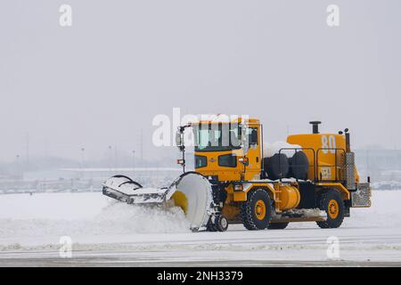 L'équipe d'enlèvement de la neige de l'aile 114th Fighter travaille dur à Joe Foss Field, S.D. après la tempête d'hiver du 9 décembre 2022. Les aviateurs se portent volontaires pour cette obligation supplémentaire de s'assurer que la mission est accomplie. Banque D'Images