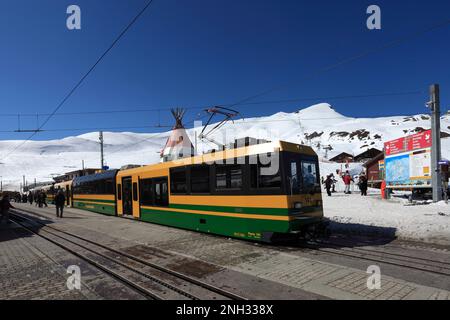 Trains Jungfraubahn à la gare de la station de ski de Kleine Scheidegg , Alpes suisses, Jungfrau - Aletsch; Oberland bernois; Suisse; Europe Banque D'Images