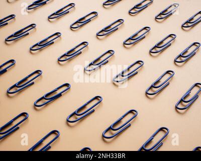 Résumé concept d'ordre et d'uniformité sous forme de lignes de trombones. Banque D'Images