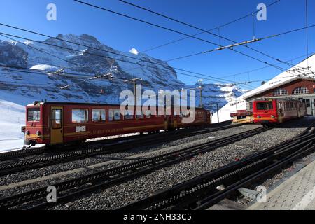 Trains Jungfraubahn à la gare de la station de ski de Kleine Scheidegg , Alpes suisses, Jungfrau - Aletsch; Oberland bernois; Suisse; Europe Banque D'Images