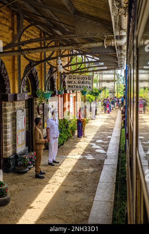 Sri Lanka, une gare sur le chemin de fer de Kandy à Ella à travers le pays de colline du Sri Lanka Banque D'Images