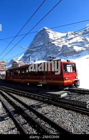 Trains Jungfraubahn à la gare de la station de ski de Kleine Scheidegg , Alpes suisses, Jungfrau - Aletsch; Oberland bernois; Suisse; Europe Banque D'Images