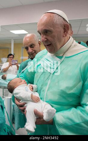 Le pape François a effectué une visite impromptue à l'unité néonatale de l'hôpital de Rome San Giovanni, en Italie, sur 16 septembre 2016. Après avoir mis un masque et complété les autres procédures de santé et de sécurité, le Pape s'est arrêté à côté des incubateurs de douze nouveaux-nés, dont cinq souffrent de complications graves, dont un ensemble de jumeaux. Le Pape a offert des mots de confort et de soutien à tous les parents, avant de continuer à rencontrer le personnel et les familles à la pépinière à l'étage ci-dessus. - Le pape François célébrera son 10th anniversaire de pontificat sur 13 mars. Photo de Vatican M. Banque D'Images