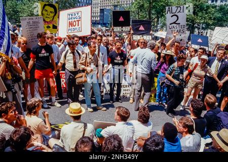 New York City, NY, États-Unis, foule nombreuse, manifestation militante contre le sida, manifestation, Gay Pride, activistes jeunes adolescents sur la rue, Act Up-New York, assis, tenant des pancartes, Archive photo, les gens des années 1980 tenant des signes Pride Health Banque D'Images