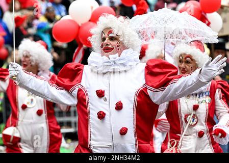 Düsseldorf, Allemagne. 20th févr. 2023. Les Carnivalistes célèbrent sur le trajet. Düsseldorf accueille son premier défilé du lundi de Shrove en trois ans ; en 2021 et 2022, les défilés ont été annulés en raison de Corona. Credit: Federico Gambarini/dpa/Alay Live News Banque D'Images