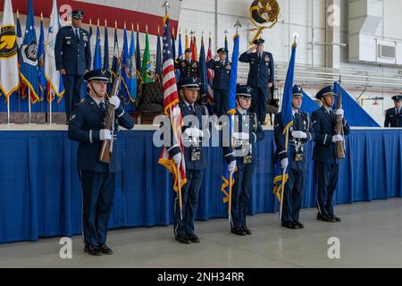 La Garde d'honneur de Hurlburt Field présente les couleurs lors de la cérémonie de passation de commandement du Commandement des opérations spéciales de la Force aérienne à Hurlburt Field, en Floride, le 9 décembre 2022. Pendant la cérémonie américaine Le lieutenant-général de la Force aérienne Tony Bauernfeind a assumé le commandement de l'AFSOC des États-Unis Le lieutenant-général de la Force aérienne Jim vie. Banque D'Images