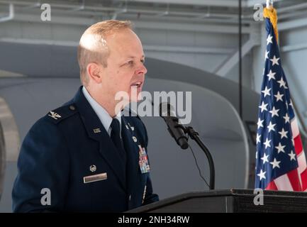 ÉTATS-UNIS Le colonel Derek Salmi, commandant de l'escadre de la mobilité aérienne 60th, prononce des observations lors d'une cérémonie de la Croix de vol distinguée présidée par le major général Corey Martin, commandant de la Force aérienne 18th, à la base aérienne de Travis, en Californie, le 9 décembre 2022. Martin a reconnu 24 aviateurs pour leurs actions héroïques au cours de l'opération alliés refuge. La Croix volante distinguée est décernée à tout officier ou personne enrôlable des forces armées américaines pour héroïsme ou réalisation extraordinaire tout en participant à un vol aérien. Banque D'Images