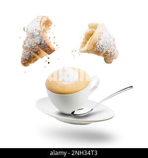 Petit déjeuner avec une tasse de cappuccino et de croissant. Flottant sur fond blanc. Banque D'Images