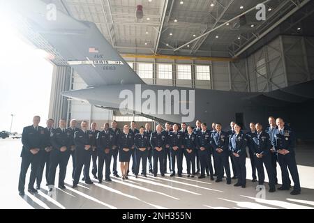 ÉTATS-UNIS Le major général de la Force aérienne Corey Martin, à gauche, commandant de la Force aérienne en 18th, le colonel Derek Salmi, à droite, commandant de l'escadre de la mobilité aérienne en 60th, et les récipiendaires de la Croix de vol distinguée se tiennent pour une photo de groupe après une cérémonie à la base de la Force aérienne de Travis, en Californie, le 9 décembre 2022. Martin a reconnu 24 aviateurs pour leurs actions héroïques au cours de l'opération alliés refuge. La Croix volante distinguée est décernée à tout officier ou personne enrôlable des forces armées américaines pour héroïsme ou réalisation extraordinaire tout en participant à un vol aérien. Banque D'Images