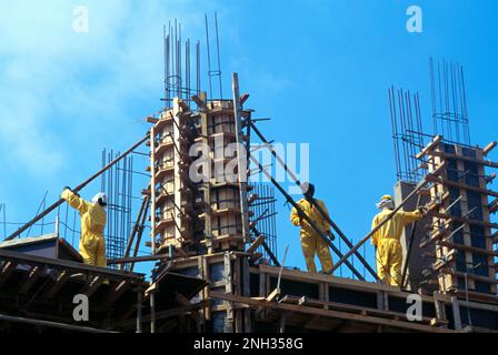 Dubaï ouvriers de la construction des Émirats arabes Unis sur échafaudage Banque D'Images