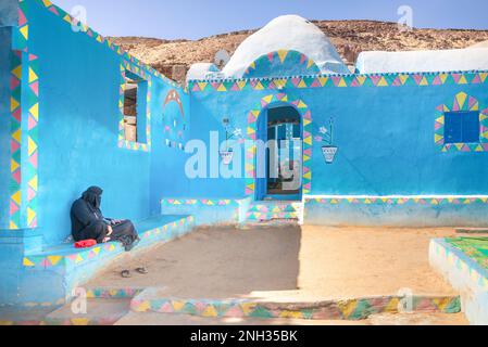 Assouan, Égypte; 15 février 2023 - maisons nubiennes colorées à Assouan, Égypte Banque D'Images