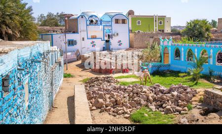 Assouan, Égypte; 15 février 2023 - maisons nubiennes colorées à Assouan, Égypte Banque D'Images