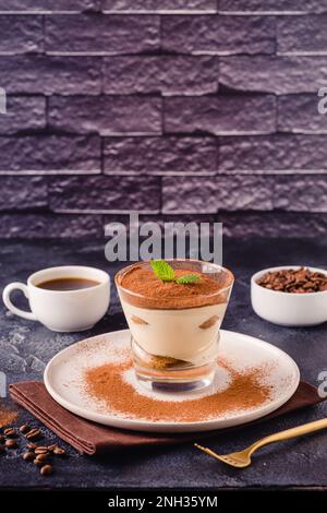 Dessert italien traditionnel tiramisu dans un verre, foyer sélectif Banque D'Images
