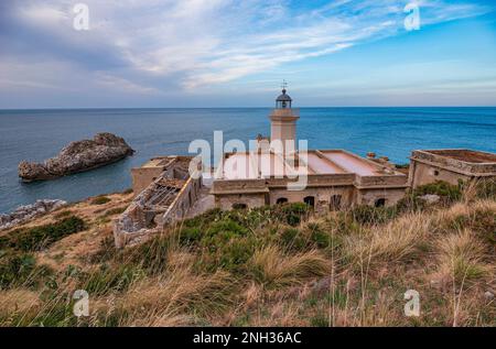 Phare de Capo Zafferano au crépuscule, Sicile Banque D'Images