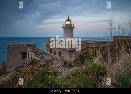 Phare de Capo Zafferano au crépuscule, Sicile Banque D'Images