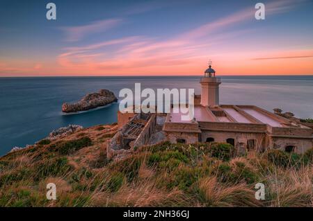 Phare de Capo Zafferano au crépuscule, Sicile Banque D'Images