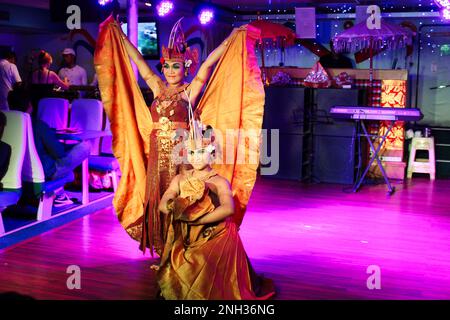 Bali, Indonésie, 28 décembre 2015 - Une fille interprète une danse balinaise traditionnelle. Les danses balinaises représentent souvent des scènes et des histoires de l'épopées hindoue Banque D'Images
