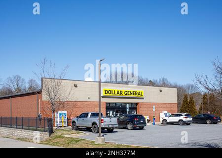 HICKORY, NC, USA-18 FÉV 2023: Dollar magasin général, bâtiment, panneau et parking. Banque D'Images