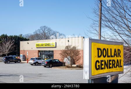 HICKORY, NC, USA-18 FÉV 2023: Dollar magasin général, bâtiment, panneau de monument légèrement sale, et parking. Banque D'Images