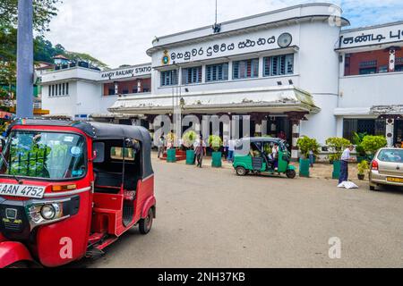 Sri Lanka, gare de Kandy sur le chemin de fer de Kandy à Ella à travers le pays de colline du Sri Lanka Banque D'Images
