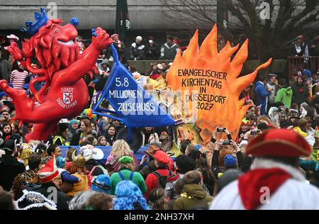 Rosenmontagszug in DŸsseldorf; Themenwagen von Jaques Tilly: Evangelischer Kirchentag 2027 in DŸsseldorf Banque D'Images