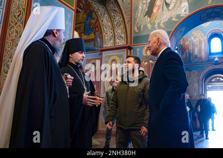 KIEV, UKRAINE - 20 février 2023 -États-Unis Le président JOE BIDEN a fait un trajet de 10 heures en train de la Pologne au capitole de Kiev, où il a rencontré le président ukrainien VOLODYMYR ZELENSKY. La visite de Biden « sous le radar » a consisté à réaffirmer l’engagement des États-Unis en faveur de l’effort de guerre en Ukraine et d’une éventuelle paix dans la région. À Kiev, le président Biden a annoncé une nouvelle livraison d'équipements critiques pour l'Ukraine. Ce paquet comprend des munitions d'artillerie, des systèmes anti-armures et des radars de surveillance aérienne pour aider à protéger le peuple ukrainien des bombardements aériens. Photo: Bureau des présidents de l'Ukraine Banque D'Images