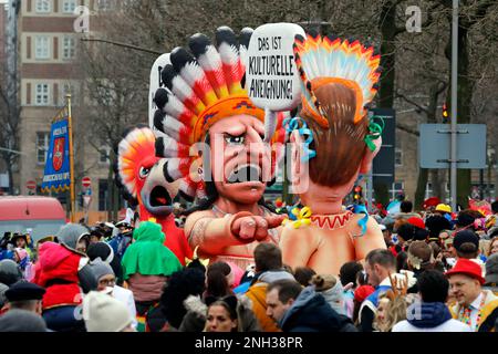 Lundi de Shrove procession à Düsseldorf, flotte de carnaval à thème par le designer Jacques Tilly: Appropriation culturelle Banque D'Images