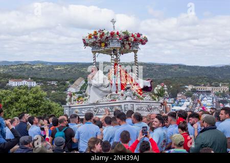 Andujar, province de Jaen, Espagne. Romeria annuelle de la Virgen de la Cabeza. Trône avec la statue de la Virgen et deux prêtres transportés parmi le multit Banque D'Images