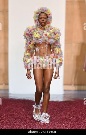 Londres, Royaume-Uni. 20 février 2023. Modèles sur la passerelle pendant le défilé de mode Susan Fang, tenu au centre sportif de Little Venice pendant la semaine de mode de Londres Date: Lundi 20 février 2023. Le crédit photo devrait se lire: Matt Crossick/Empics/Alamy Live News Banque D'Images