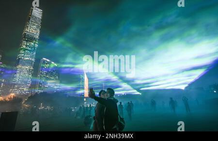 Une grande installation d'art en plein air Borealis par l'artiste suisse Dan Acher, présente au quartier culturel de West Kowloon pendant trois semaines consécutives (du 13 février au 5 mars 2023), imitant la merveille naturelle des lumières du nord dans le ciel nocturne de Hong Kong. Borealis est présenté dans le cadre de SerendiCity, un festival d'arts médiatiques présentant de nouvelles perspectives sur l'art, les environnements urbains, les personnes et la technologie. 13FEB23 SCMP / Sam Tsang Banque D'Images