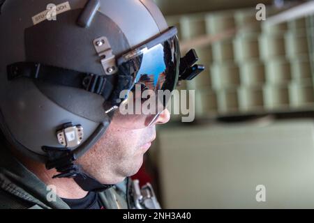 ÉTATS-UNIS Le lieutenant-colonel Lucas Crouch de la Force aérienne, officier d’échange de la Force aérienne du Japon et pilote instructeur du C-130H, regarde un paquet spécial en hommage à la mémoire de l’aviateur principal Jeremy Jutba-Hake, charmeur du 36th Escadron de transport aérien qui est décédé pendant l’opération Christmas Drop en 2015. L'avion a fourni une aide humanitaire à l'atoll de Fananu dans l'État de Chuuk, États fédérés de Micronésie, le 9 décembre 2022, au cours de l'opération Christmas Drop 2022. Banque D'Images