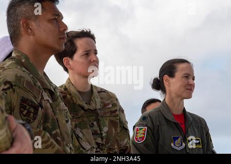 (De droite à gauche) Lt. Col. Kira Coffey, commandant de l'escadron de transport aérien expéditionnaire 36th, Col. Julie Gaulin, vice-commandant de l'escadre de transport aérien 374th, Et le Sgt. Principal Jonathan Onekea, premier sergent de 36th AES, écoutez les remarques au cours d'une cérémonie en souvenir de l'homme d'aviation principal Jeremy Jutba-Hake, un charmeur de l'escadron de transport aérien 36th qui est décédé pendant l'opération Christmas Drop en 2015, à la base aérienne d'Andersen, Guam, le 9 décembre 2022. Jutba-Hake a souffert de complications cardiaques pendant les tâches post-vol qui ont conduit à son décès suite à un vol de chute d'opération de Noël en 2015. Banque D'Images