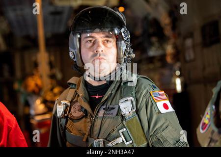 ÉTATS-UNIS Le lieutenant-colonel Lucas Crouch de la Force aérienne du Japon, officier d’échange de la Force d’autodéfense aérienne et pilote instructeur du C-130H, attend la rampe d’un C-130J Super Hercules pour s’ouvrir au-dessus de l’atoll de Fananu dans l’État de Chuuk, États fédérés de Micronésie, le 9 décembre 2022, au cours de l’opération Noel Drop 2022. L'avion, le callsign SANTA 67, a été le dernier vol de mission de l'OCD 2022 et a été conçu pour honorer la mémoire de l'avionneur principal Jeremy Jutba-Hake, un charmeur de l'escadron de transport aérien 36th qui est décédé lors de l'opération Christmas Drop en 2015. Jutba-Hake a souffert de complications cardiaques pendant les tâches post-vol Banque D'Images