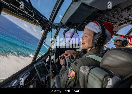 (De gauche à droite) le lieutenant-colonel Kira Coffey, commandant de l'escadron de transport aérien expéditionnaire 36th, et le major Chelsie Jones, pilote C-130J 36th de l'EAS, manœuvrent sur l'atoll Nomwin dans l'État de Chuuk, États fédérés de Micronésie, le 9 décembre 2022, pendant l'opération Christmas Drop 2022. L'avion, le callsign SANTA 67, a été le dernier vol de la mission OCD 2022. Banque D'Images