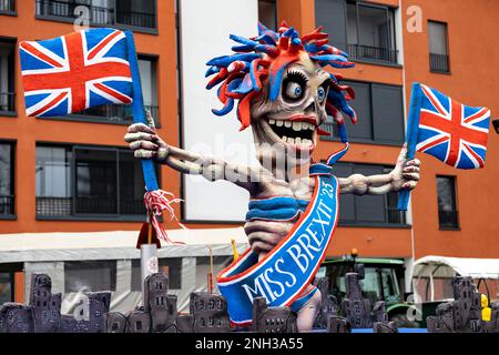 20 février 2023, Düsseldorf, Allemagne. Miss Brexit 2023. Flotteurs à thème politique créés par l'artiste allemand Jacques Tilly lors du défilé annuel de carnaval à Düsseldorf. Banque D'Images