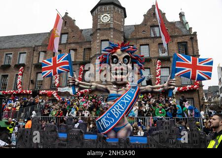 20 février 2023, Düsseldorf, Allemagne. Miss Brexit 2023. Flotteurs à thème politique créés par l'artiste allemand Jacques Tilly lors du défilé annuel de carnaval à Düsseldorf. Banque D'Images