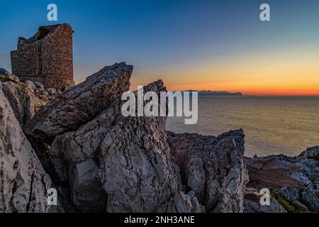 L'ancienne tour côtière de Capo Rama au crépuscule, Sicile Banque D'Images