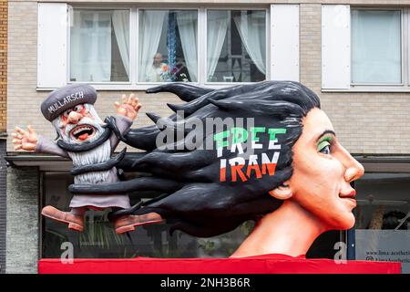 20 février 2023, Düsseldorf, Allemagne. Flotteurs à thème politique créés par l'artiste allemand Jacques Tilly lors du défilé annuel de carnaval à Düsseldorf. Libérez l'Iran Banque D'Images