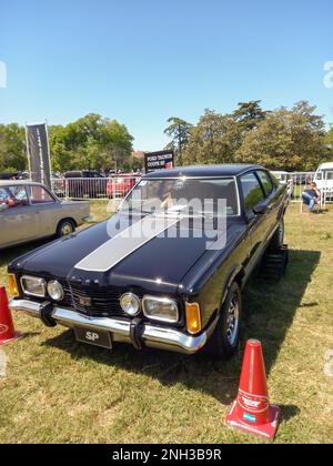 Vieux coupé sport noir 1970s Ford Taunus SP GT fastback dans la campagne. Jour ensoleillé. Autoclasica 2022 Classic car show. Vue avant Banque D'Images