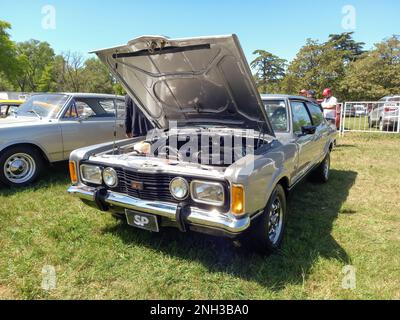 Vieux gris sport 1970s Ford Taunus SP GT fastback coupé dans la campagne. Ouvrir le capot montrant le moteur. Jour ensoleillé. Autoclasica 2022 Classic car show Banque D'Images