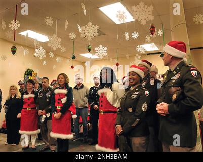 Les militaires et les membres de la communauté qui assistent à la journée portes ouvertes annuelle de Holiday Helper écoutent le général de division Mark T. Simerly, le commandant général de la CSCOM et le général de fort Lee, qui prononcera des remarques liminaires. Holiday Helpers soutient les besoins de vacances de plus de 400 familles de militaires actifs et de guerriers blessés. Banque D'Images