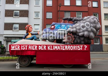 20 février 2023, Düsseldorf, Allemagne. Flotteurs à thème politique créés par l'artiste allemand Jacques Tilly lors du défilé annuel de carnaval à Düsseldorf. Les terroristes du climat ? Banque D'Images