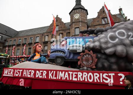 20 février 2023, Düsseldorf, Allemagne. Flotteurs à thème politique créés par l'artiste allemand Jacques Tilly lors du défilé annuel de carnaval à Düsseldorf. Les terroristes du climat ? Banque D'Images