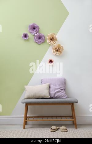 Intérieur élégant avec banc intérieur et décoration fleurie au mur Banque D'Images