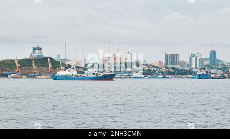 Panorama de la ville russe de Vladivstok. Vue depuis le ferry. Banque D'Images