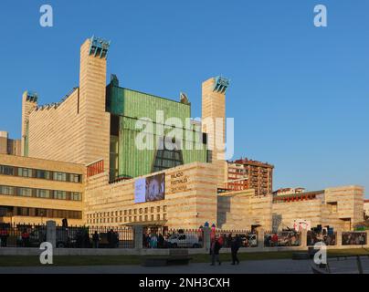 Défilé de carnaval en soirée préparé devant le Palais des fêtes dans la ville espagnole de Santander Cantabria Espagne 18 février 2023 Banque D'Images