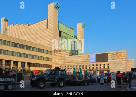 Défilé de carnaval en soirée préparé devant le Palais des fêtes dans la ville espagnole de Santander Cantabria Espagne 18 février 2023 Banque D'Images