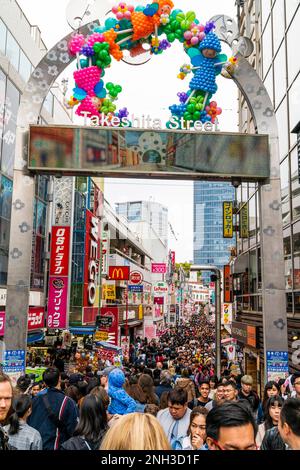 L'entrée de la rue Takeshita à Harajuku, Tokyo. Il célèbre le long de la rue piétonne commerçante bondée de touristes japonais et étrangers. La journée. Banque D'Images