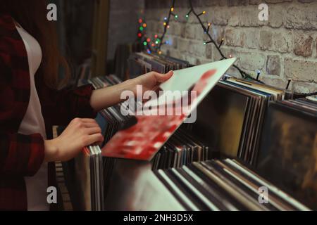 Femme choisissant des disques vinyle en magasin, gros plan Banque D'Images