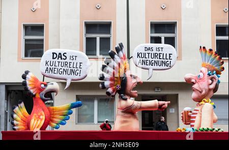 20 février 2023, Düsseldorf, Allemagne. Flotteurs à thème politique créés par l'artiste allemand Jacques Tilly lors du défilé annuel de carnaval à Düsseldorf. Appropriation culturelle Banque D'Images